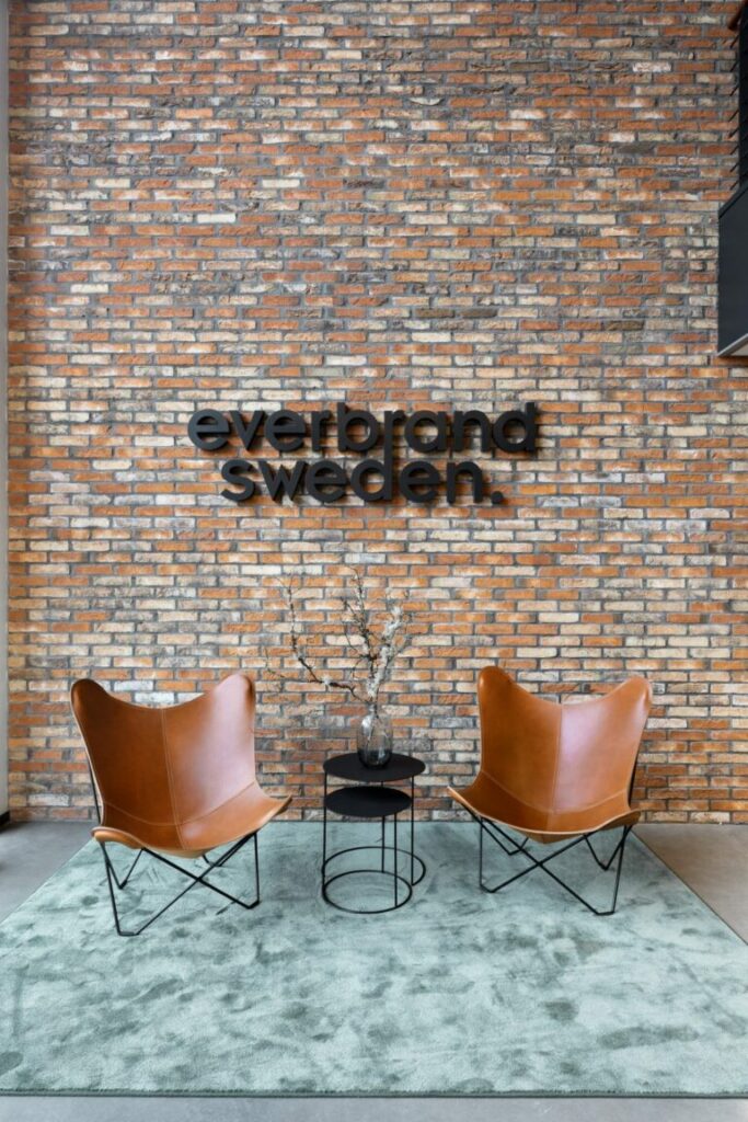 reklamskyltar, Signz, sign, skyltar, fasadskyltar, ljuslådor, profilbokstäver, LED-skyltar, pyloner, stolpskyltar, inomhusskyltar, vägskyltar, skyltlösningar, skyltinstallation, skyltproduktion, reklam, varumärkesprofilering, omprofilering, digitala skyltar, företagskyltar, miljövänliga skyltar, energisnåla LED-skyltar, skyltföretag Jönköping, småländska skyltar, skräddarsydda skyltar, tydliga skyltar, belysning, flaggskyltar, design, aluminiumskyltar, akrylskyltar, logotyp, signage, branding, reklamdesign, fönsterskyltar, väggskyltar, entréskyltar, stora skyltar, små skyltar, skyltar med LED, skyltservice, skyltprojekt, företagsomprofilering, ljusskyltar, skyltmontering, skyltteknik.