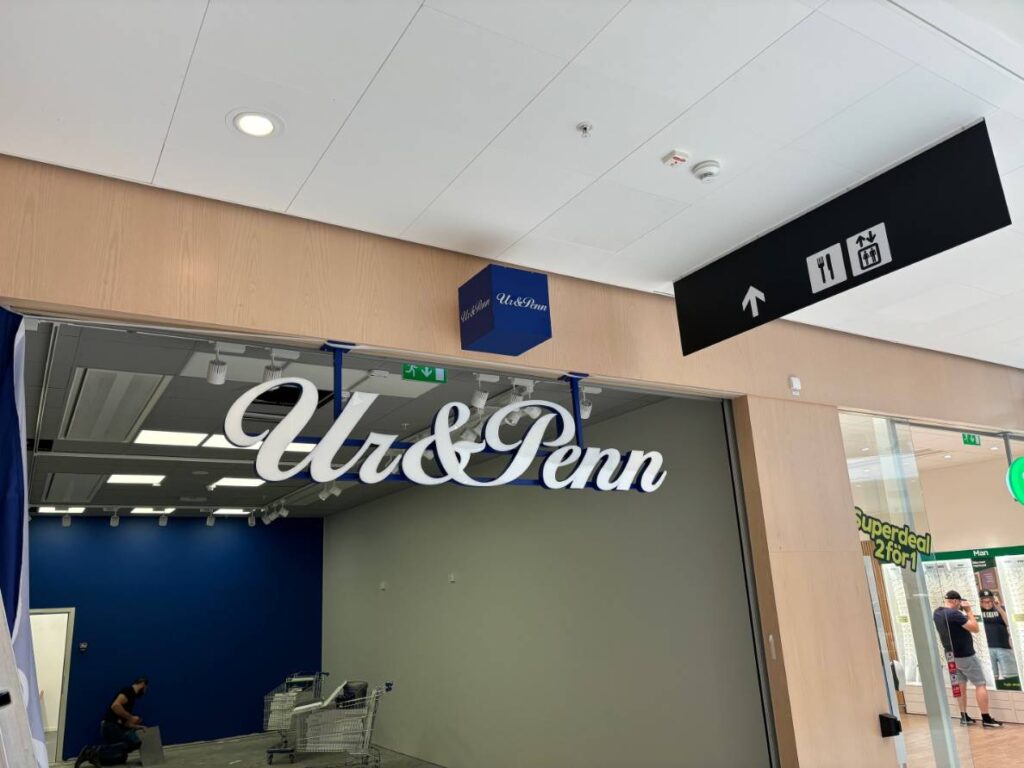 reklamskyltar, Signz, sign, skyltar, fasadskyltar, ljuslådor, profilbokstäver, LED-skyltar, pyloner, stolpskyltar, inomhusskyltar, vägskyltar, skyltlösningar, skyltinstallation, skyltproduktion, reklam, varumärkesprofilering, omprofilering, digitala skyltar, företagskyltar, miljövänliga skyltar, energisnåla LED-skyltar, skyltföretag Jönköping, småländska skyltar, skräddarsydda skyltar, tydliga skyltar, belysning, flaggskyltar, design, aluminiumskyltar, akrylskyltar, logotyp, signage, branding, reklamdesign, fönsterskyltar, väggskyltar, entréskyltar, stora skyltar, små skyltar, skyltar med LED, skyltservice, skyltprojekt, företagsomprofilering, ljusskyltar, skyltmontering, skyltteknik.